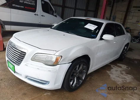 2014 Chrysler 300 z USA, uszkodzony, nr VIN 2C3CCAAGXEH232800